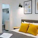 Cozy & Small In The Center Daire *